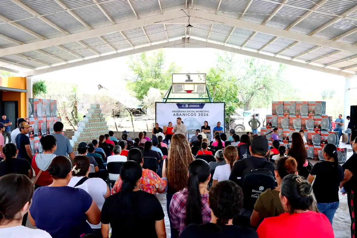 José Paz López Elenes lleva programas sociales y apoyos alimenticios a Ciénega de los Lara