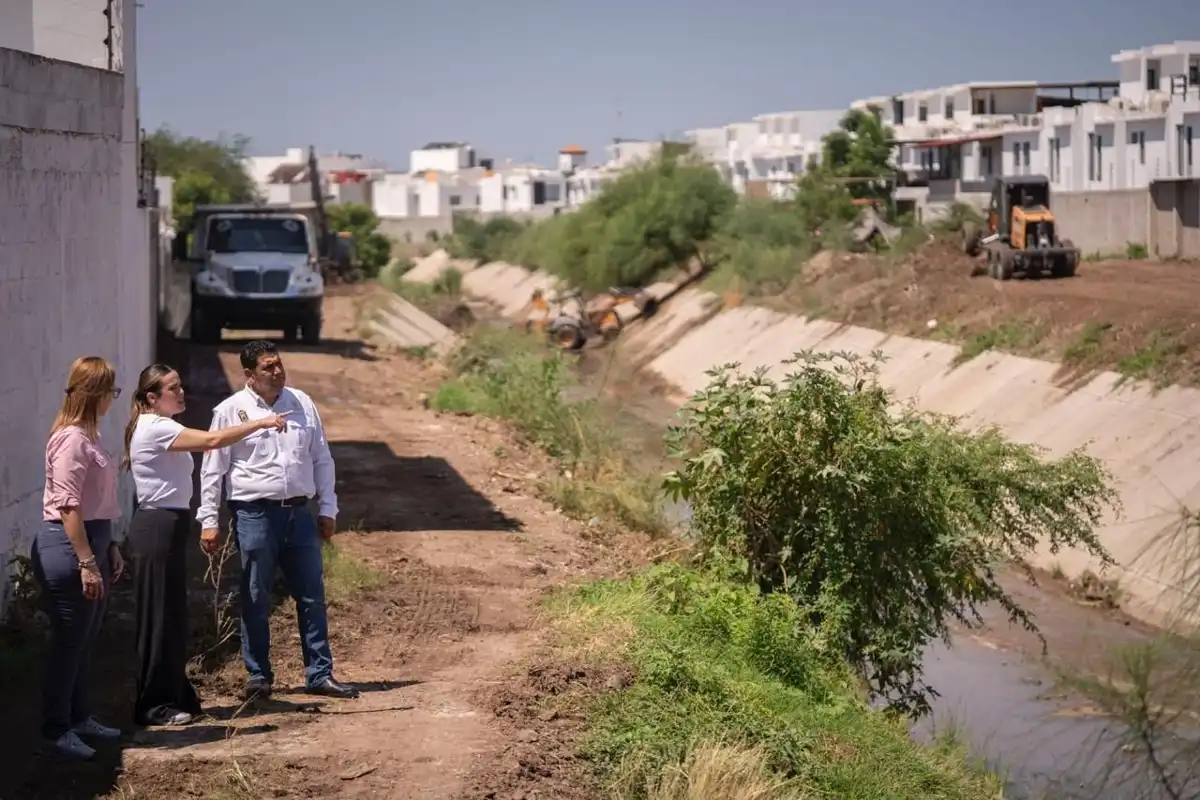 Supervisa Ana Miriam Ramos avance del 95 % en limpieza del dren Tres Estrellas en Culiacán