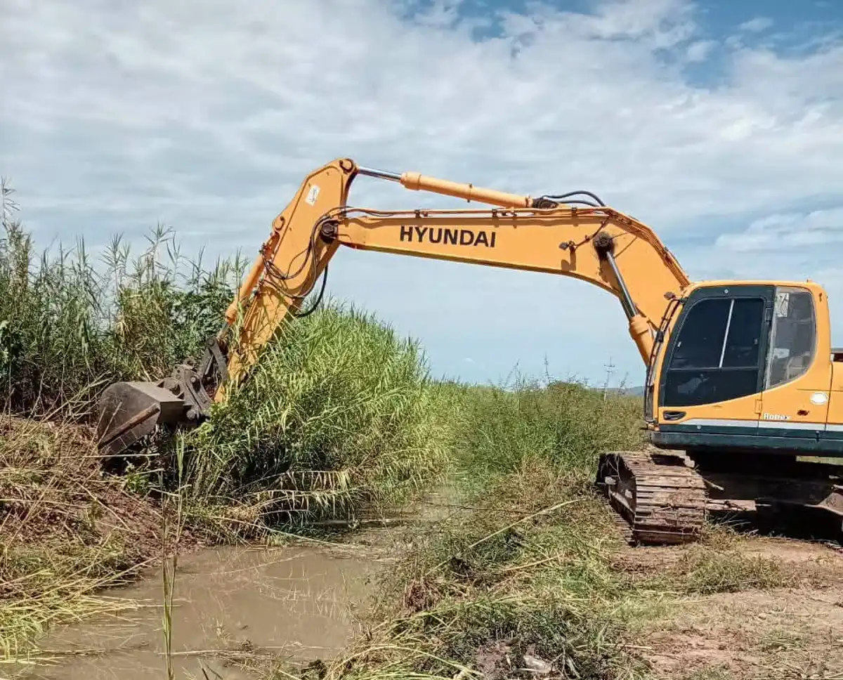 JUMAPAG realiza limpieza del dren que abastece la planta potabilizadora de El Huitussi