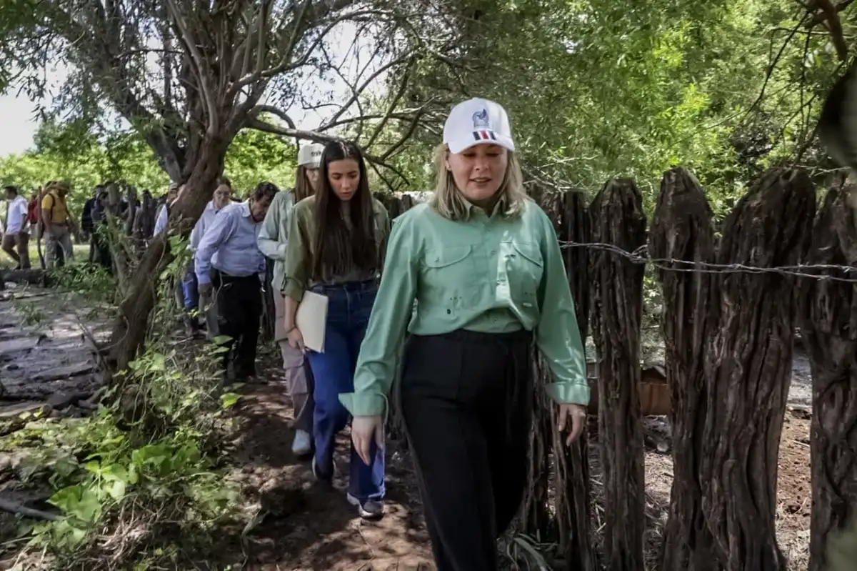 Gobernadora Yeraldine Bonilla supervisa daños por lluvias y entrega apoyos a familias de Mocorito