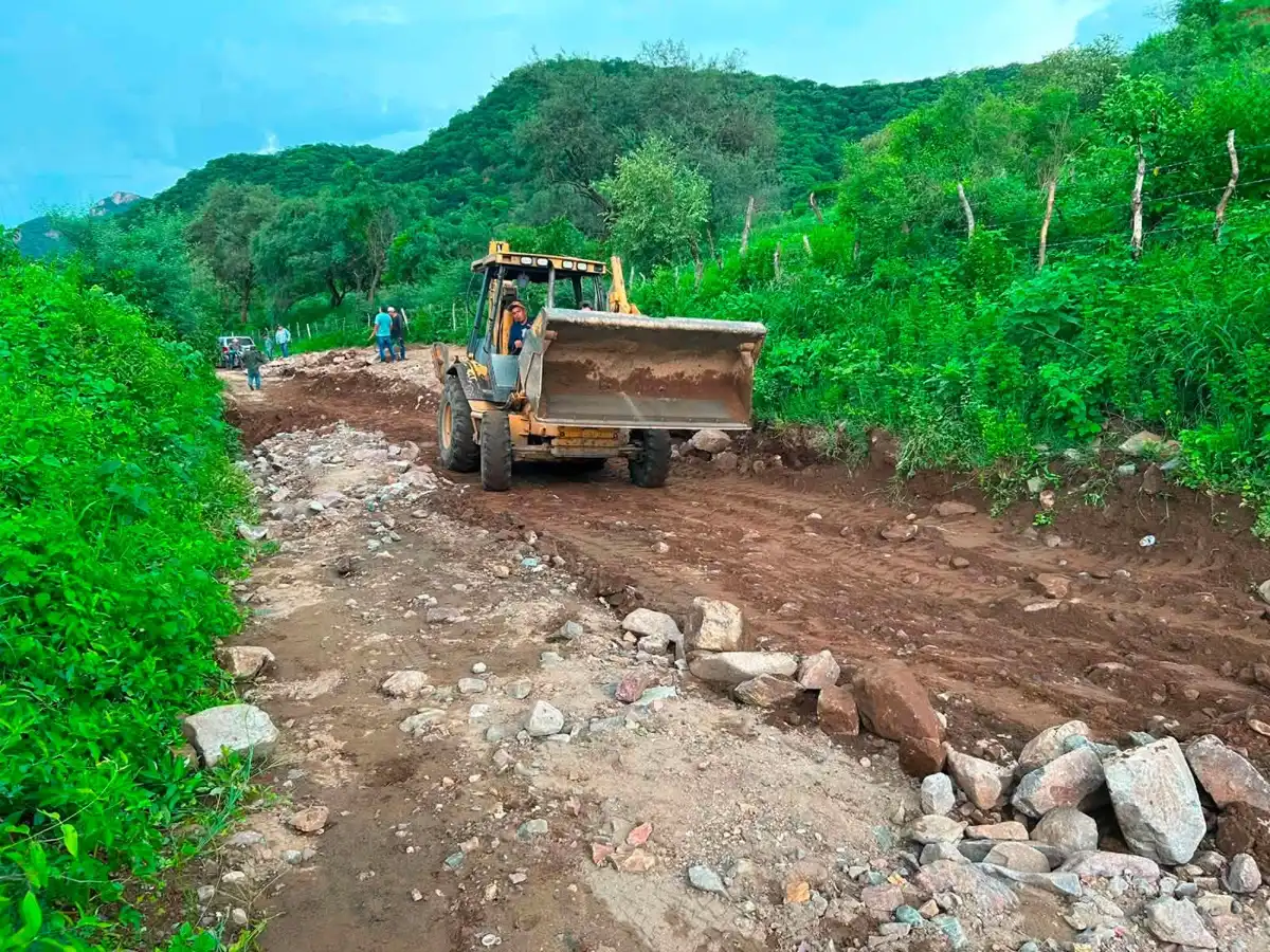 Gobierno de Choix intensifica trabajos para restablecer el acceso a El Ranchito de Cabrera