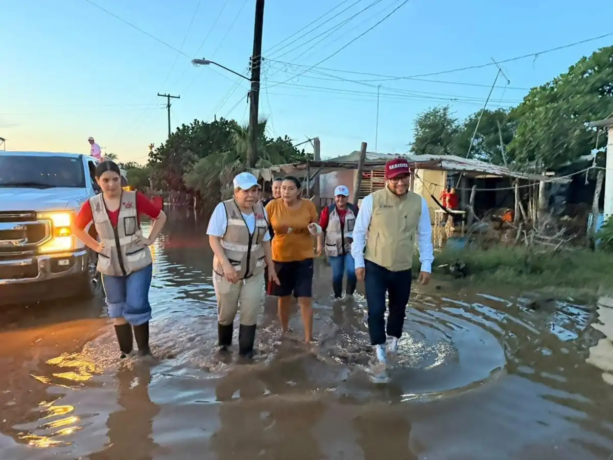 Aumenta la marea e inunda comunidades de Navolato; entregan apoyos a familias