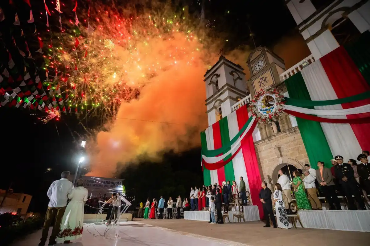 Cecilia Ramírez encabeza el Grito de Independencia ante 8 mil personas en Guasave