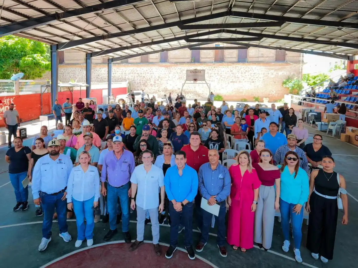 Entregan 209 apoyos de equipamiento a comerciantes de El Fuerte