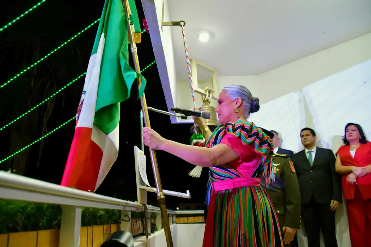 Lupita López encabeza el Grito de Independencia ante familias de Salvador Alvarado