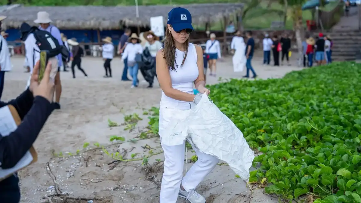 Realizan limpieza de playas en Playa Brujas de Mazatlán