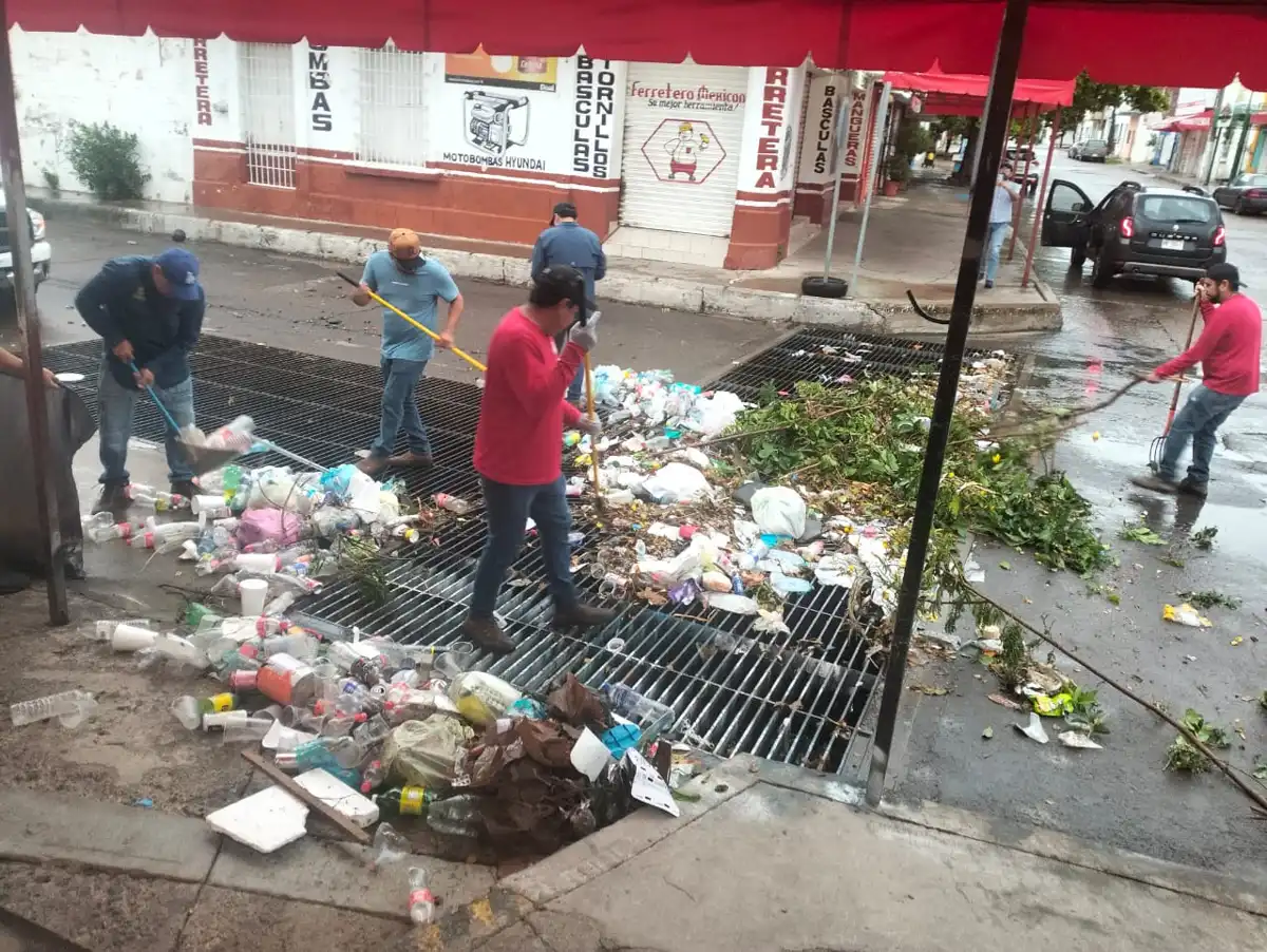 Retiran 900 kilos de basura de rejillas pluviales tras lluvias en Culiacán