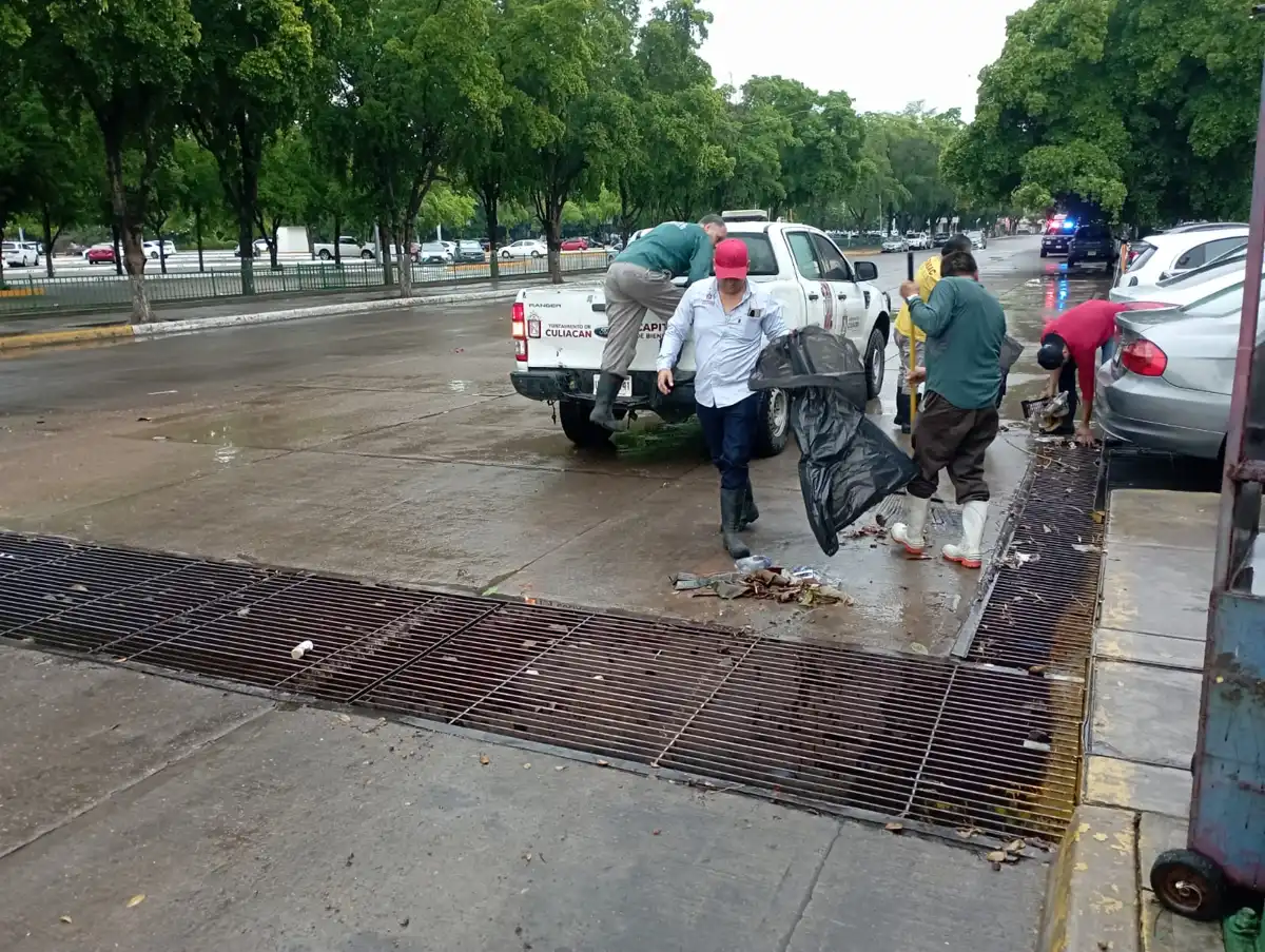 Retiran una tonelada de basura de rejillas tras lluvias en Culiacán