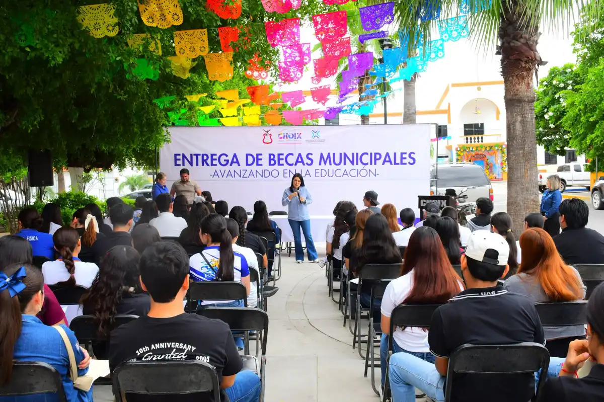 Becas universitarias en Choix: 100 estudiantes reciben apoyos por 200 mil pesos