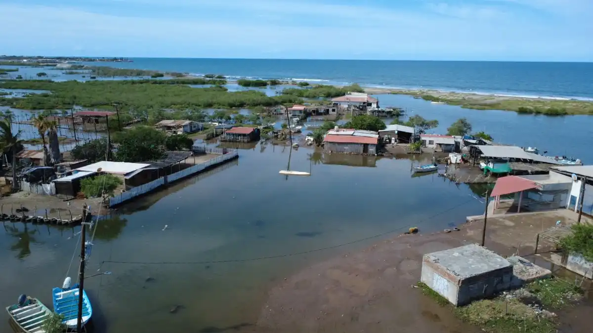 Entregan apoyos de 5 mil pesos a familias afectadas por mar de fondo en Ahome