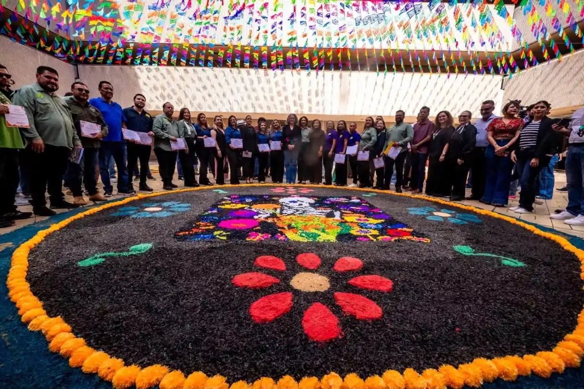 Exponen altares y tapetes de Día de Muertos en Palacio de Gobierno de Sinaloa