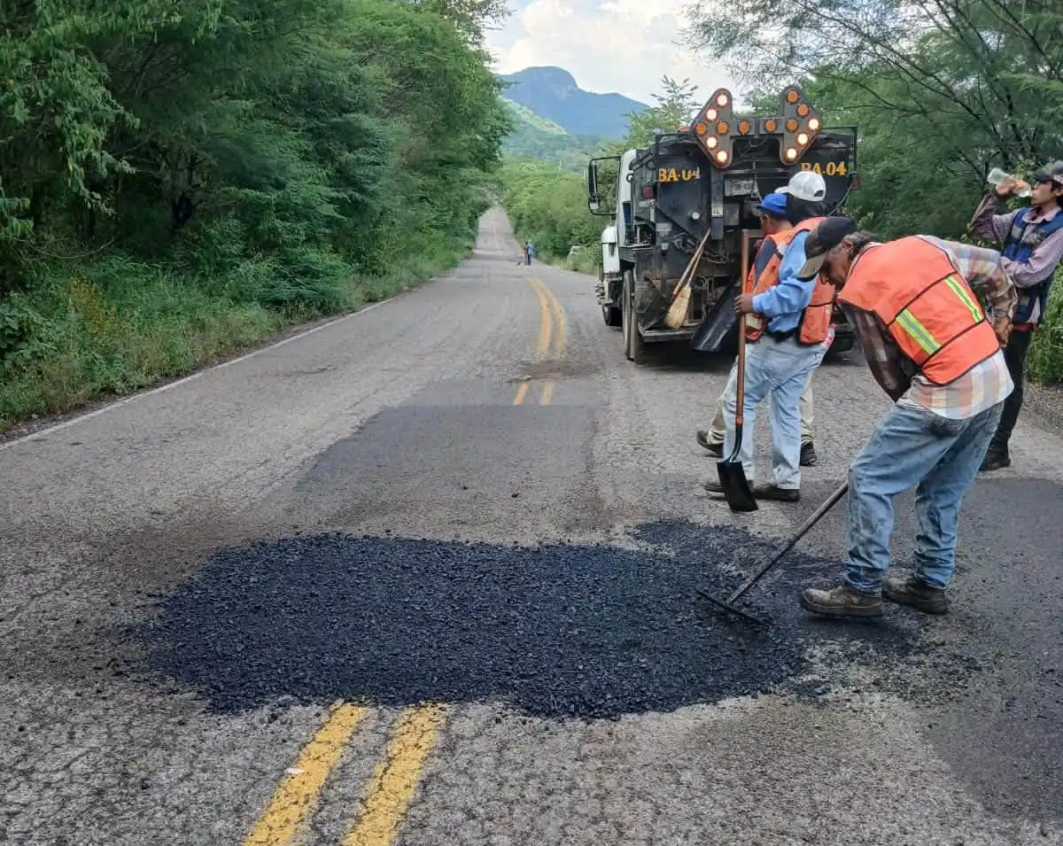 Realizan trabajos de bacheo en la carretera de acceso a Cosalá