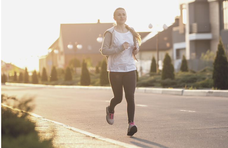 Entspannung zum Einschlafen - Frau macht Sport am Abend