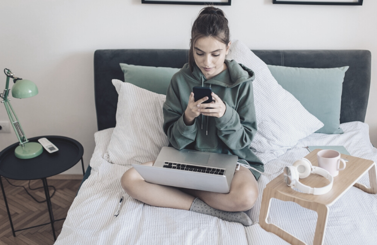 Entspannung zum Einschlafen - Frau mit Elektrogeräten im Bett