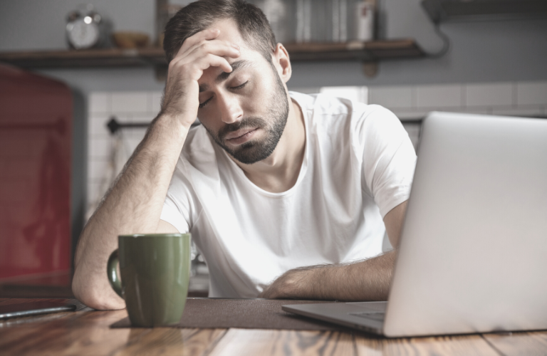 Chronotyp-ein-mann-ist-morgens-sehr-müde