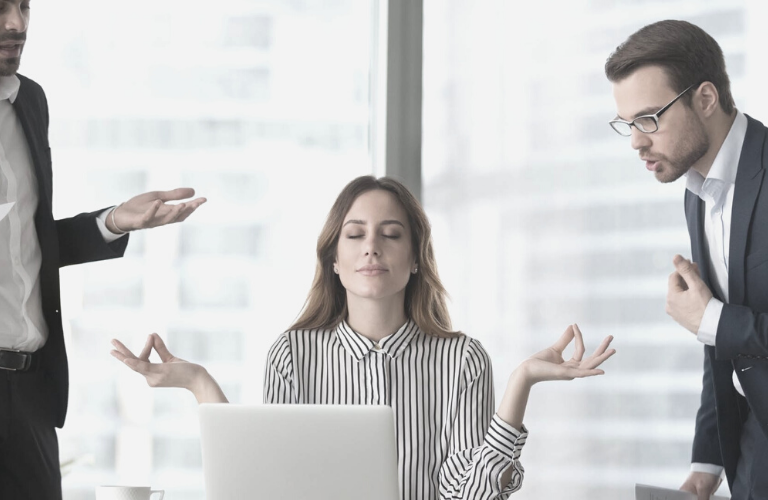 Was hilft gegen Stress - Frau entspannt im Büro