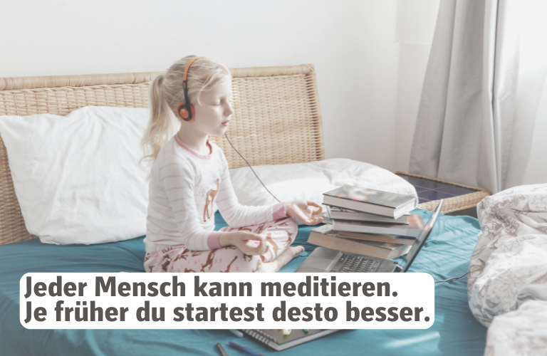 Kind will meditieren lernen und sitzt auf Bett