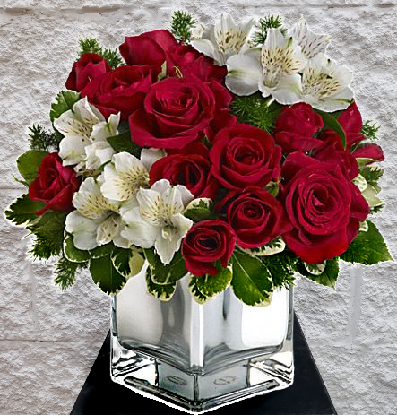 Arreglo Bajo de Rosas & Alstromerias