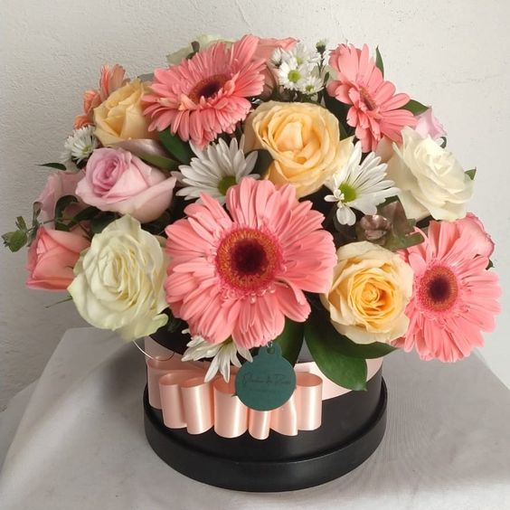 CAJA CON GERBERAS Y ROSAS