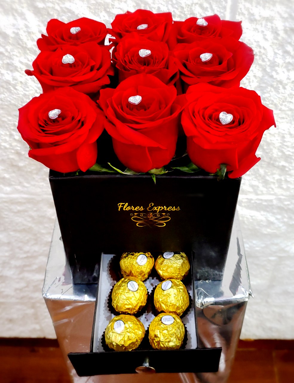 Caja 9 Rosas Diamante con cajon de Ferrero Rocher