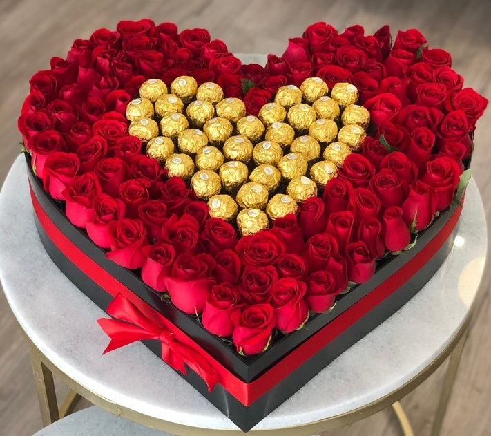 Caja Corazon 100 rosas y ferrero rocher