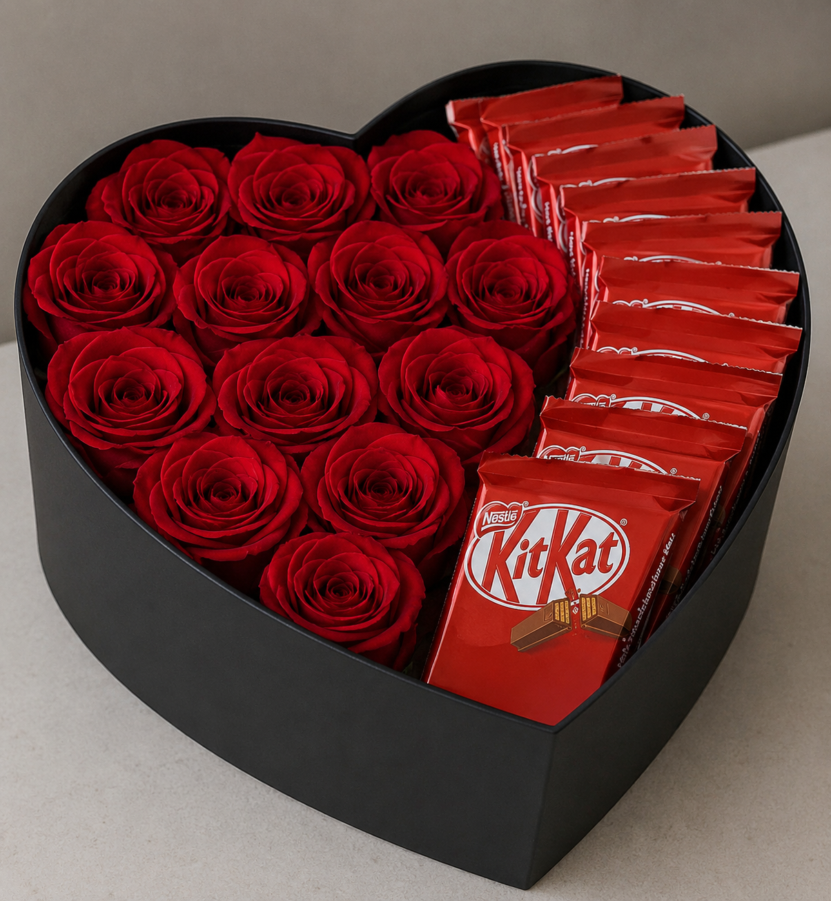 Caja Corazon con rosas rojas y kitkat