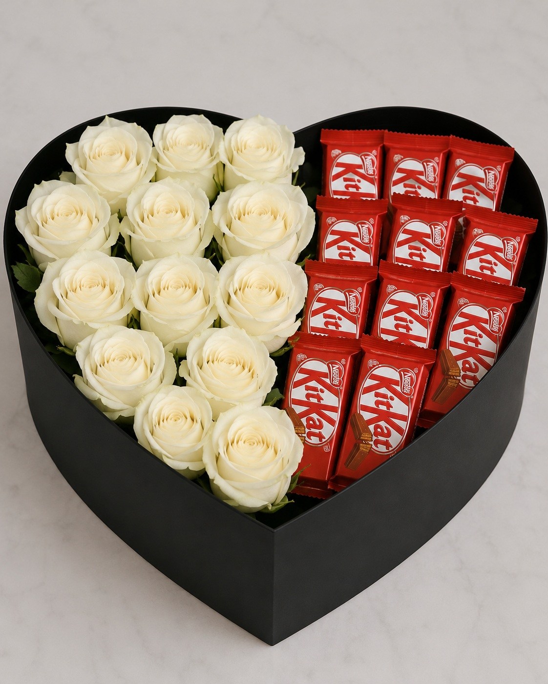 Caja Corazon con rosas Blancas y kitkat