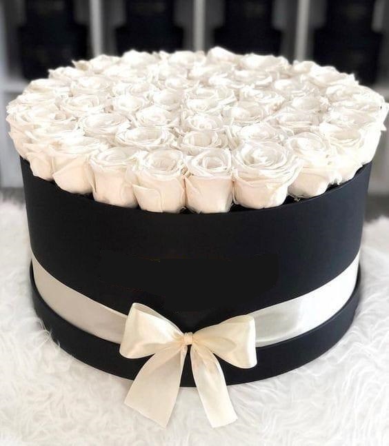 Hermosa caja con 36 rosas rojas importadas blancas