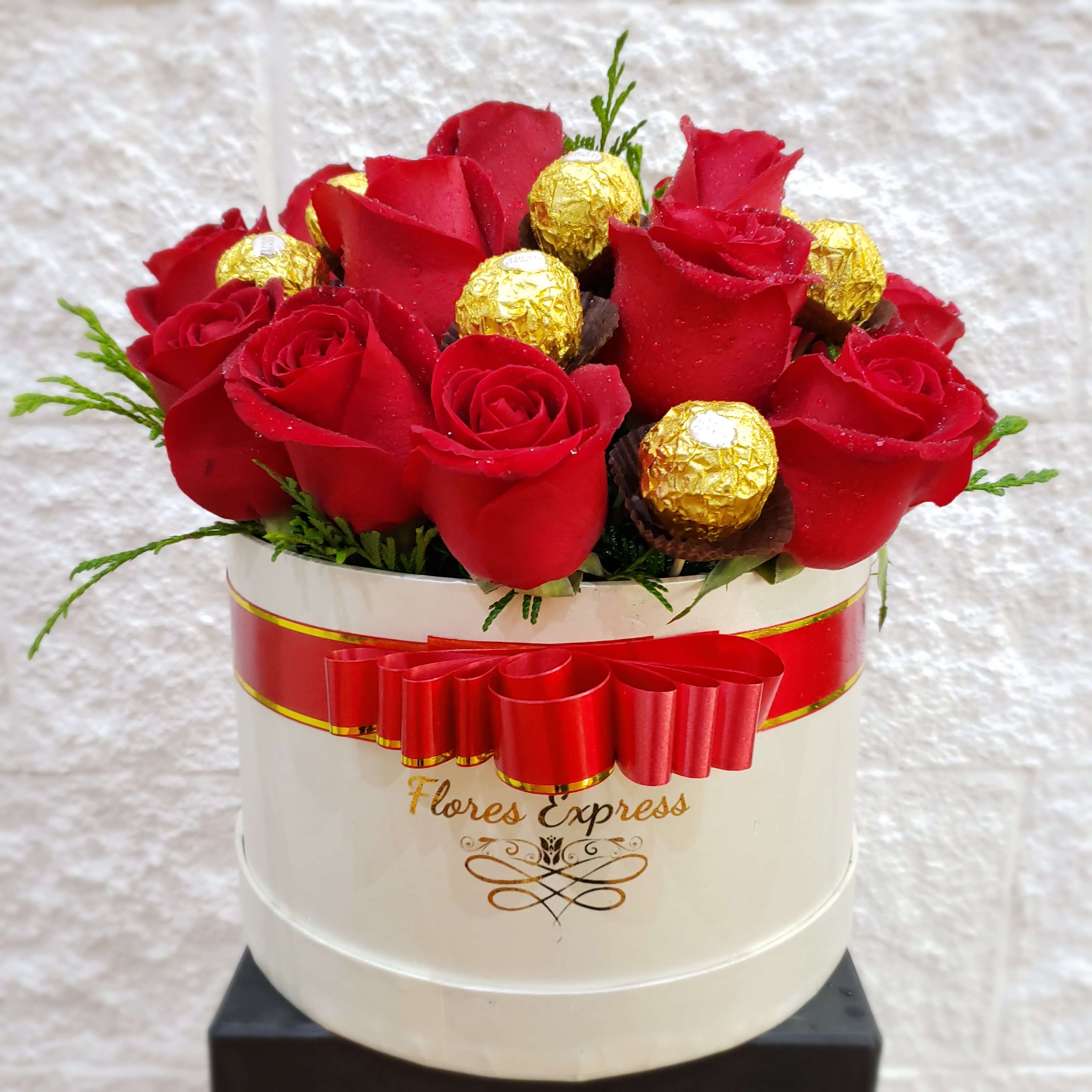Caja Rosas & Ferrero
