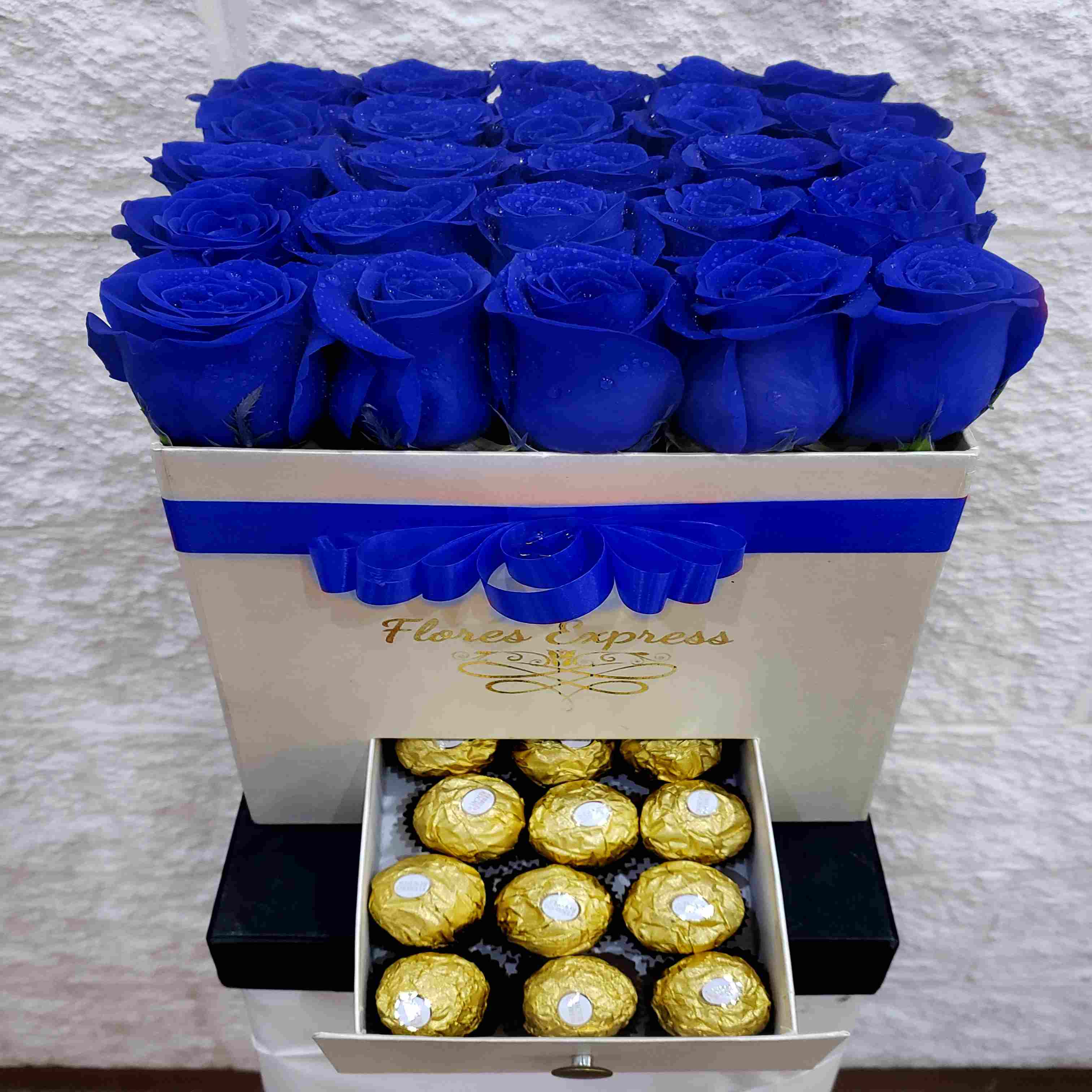 Caja Rosas BLUE & Ferrero Rocher