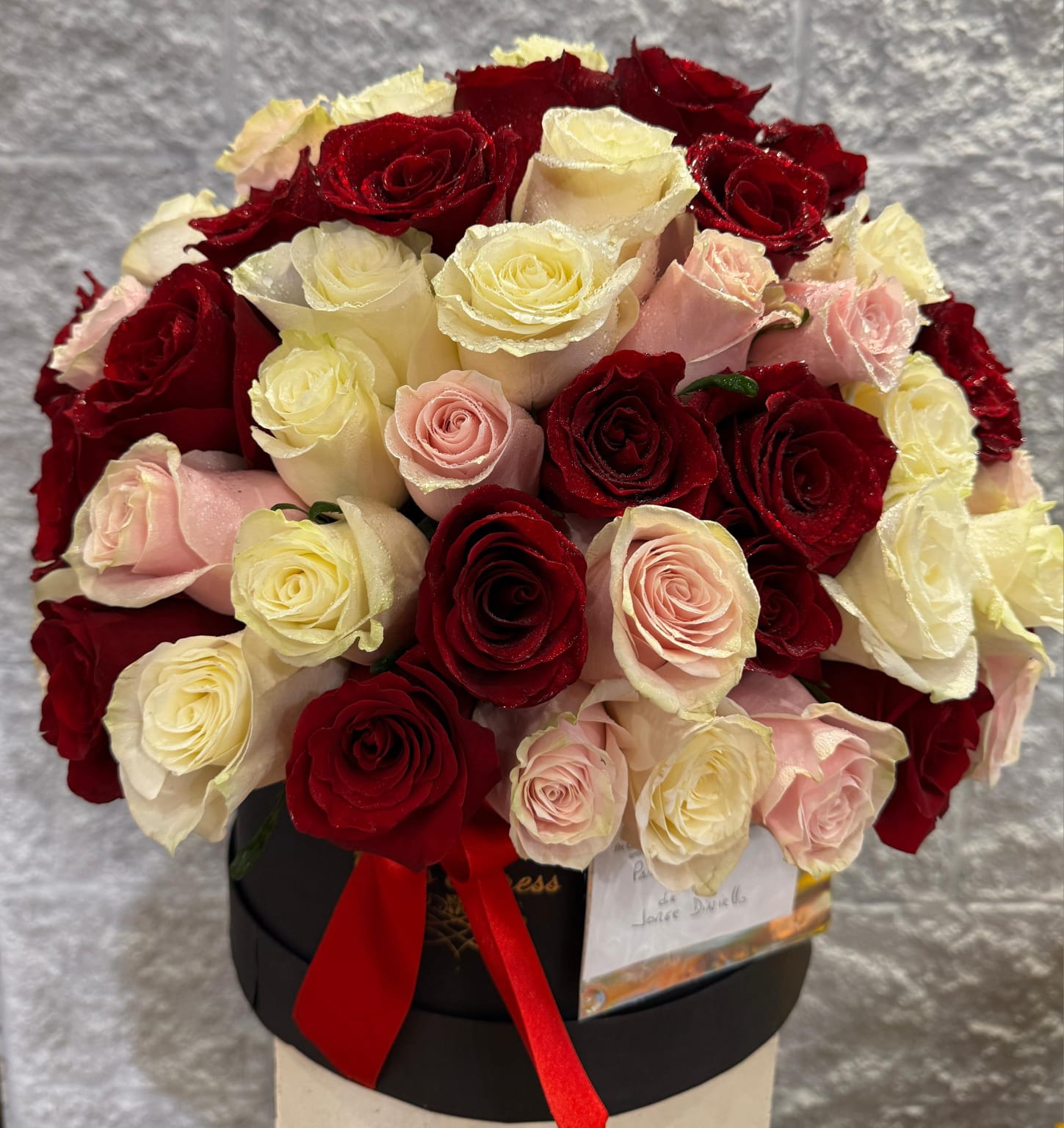 CAJA CON 100 ROSAS COLORES 