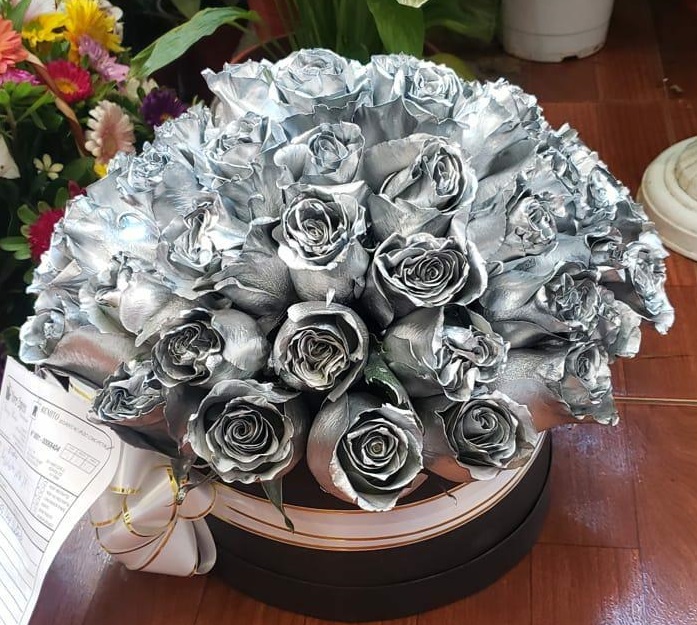 Caja con 50 rosas importadas plateadas