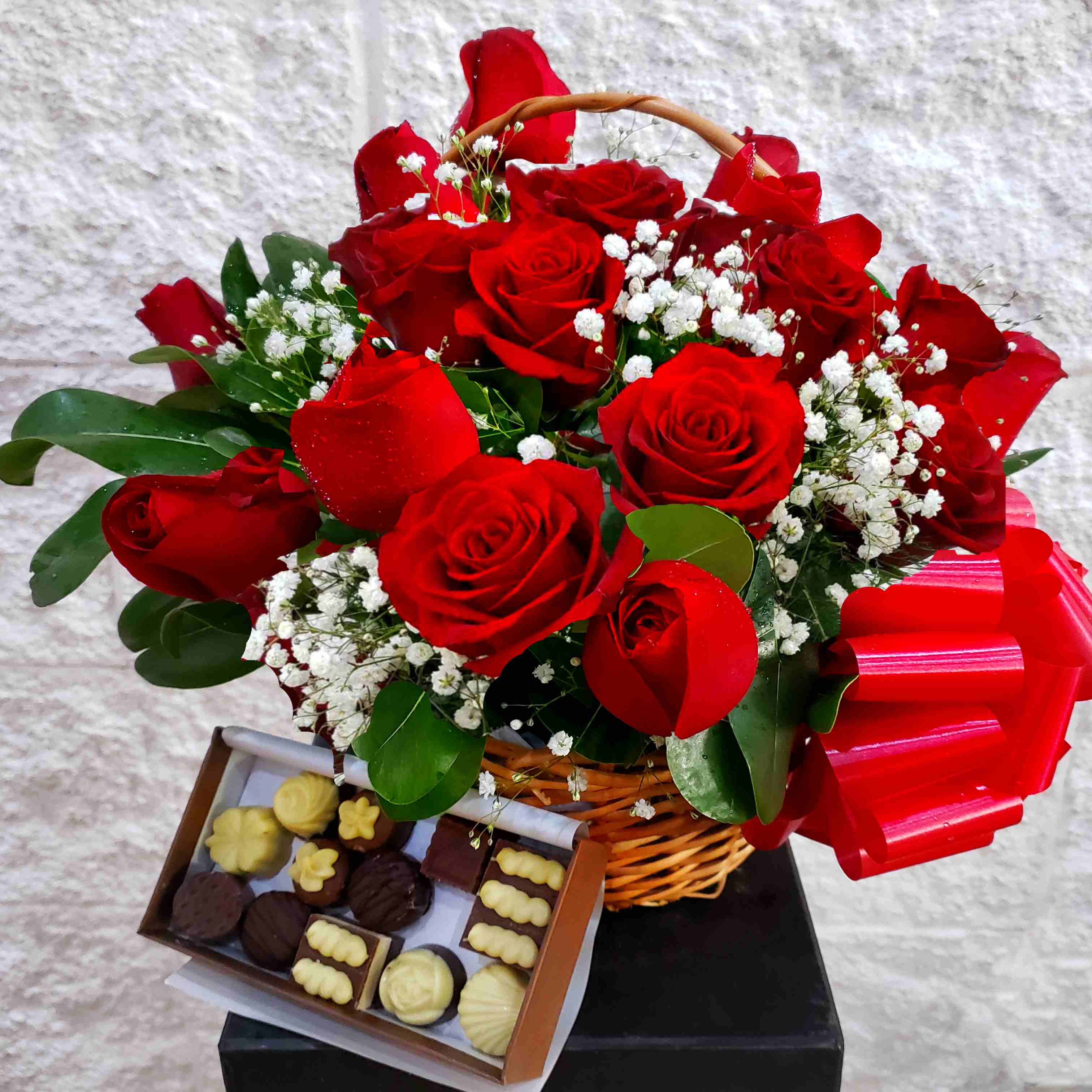 Canasta de Rosas con Bombones