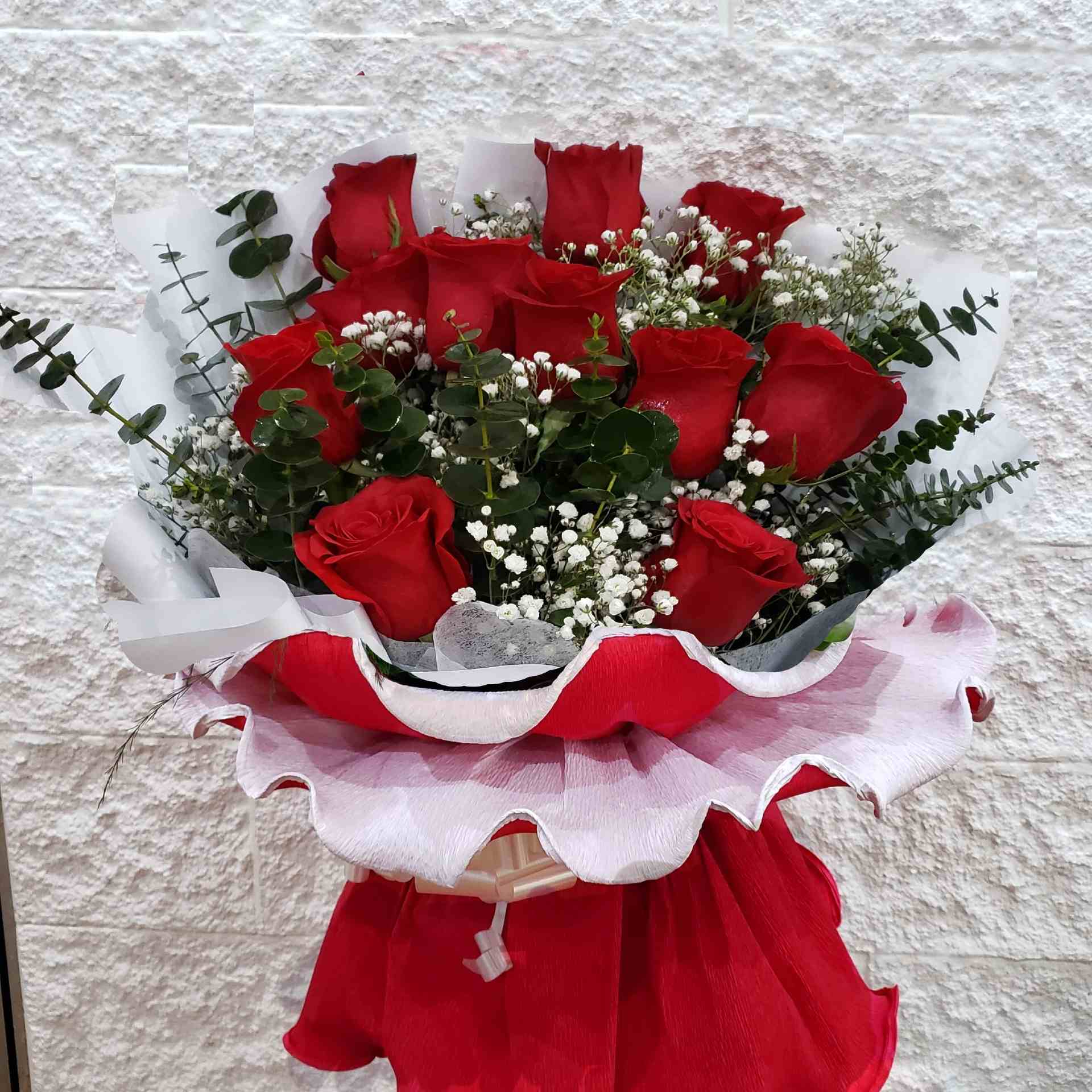Florero con Rosas en Papel Italiano