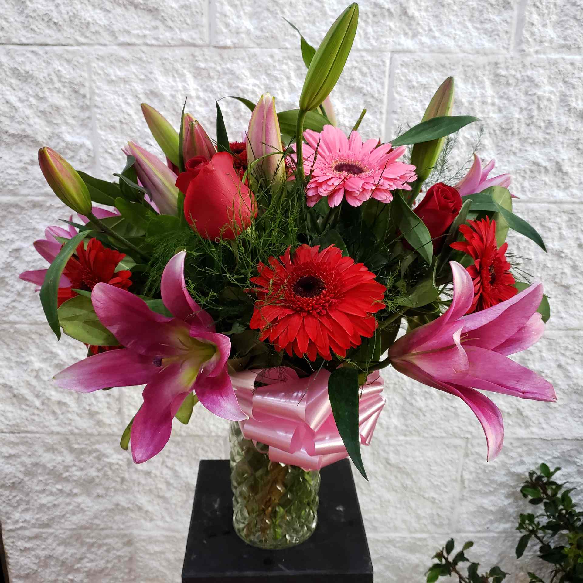 Florero con Rosas, Lilium y Gerberas