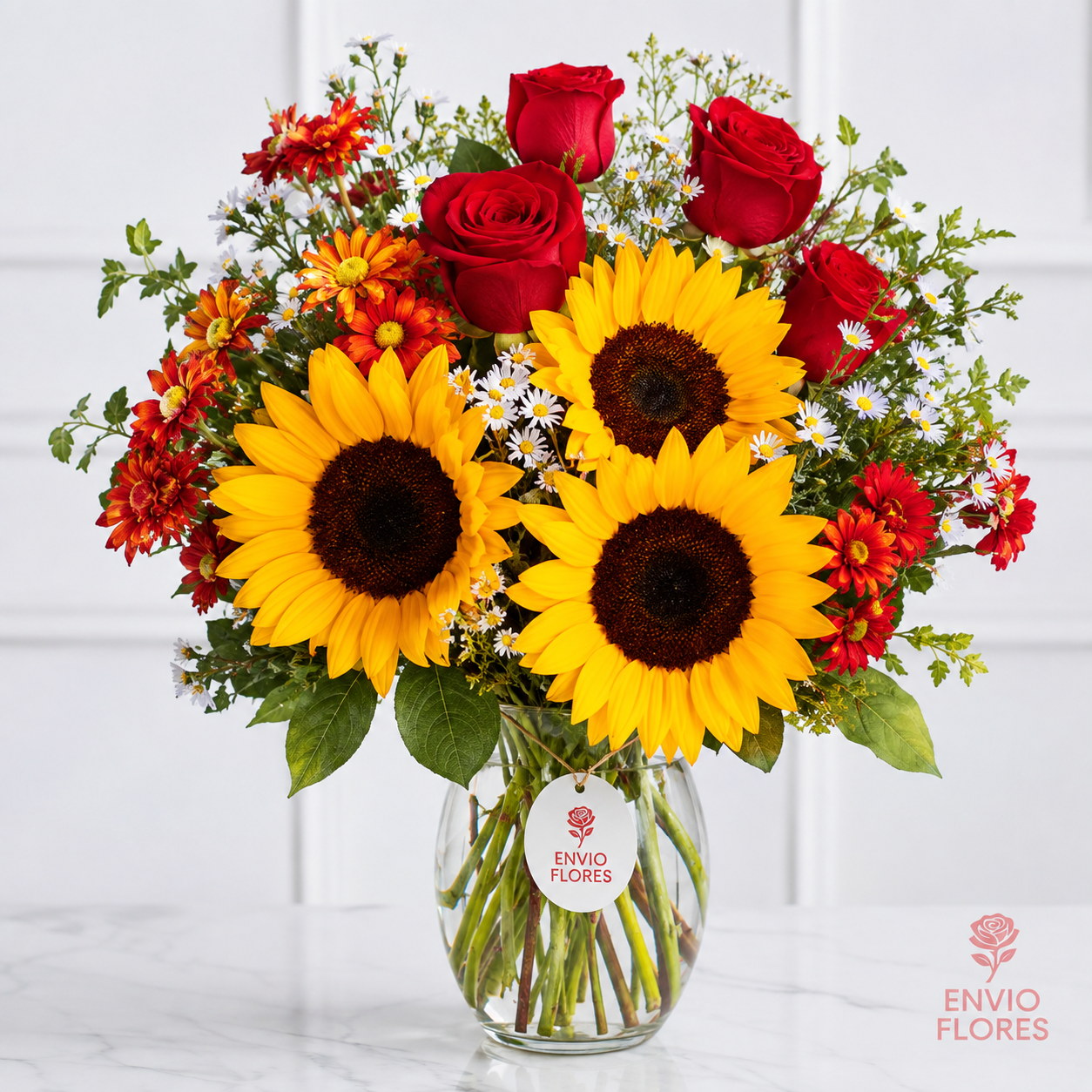 Florero Surtido con Rosas y Girasoles, Margaritas y Otras