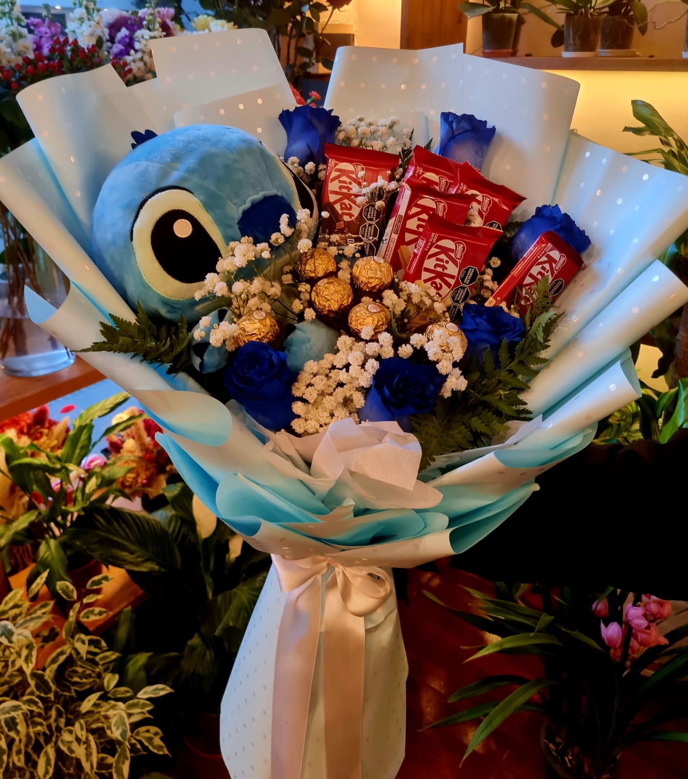 12 rosas 6 ferrero 6 kitkat y peluche stitch
