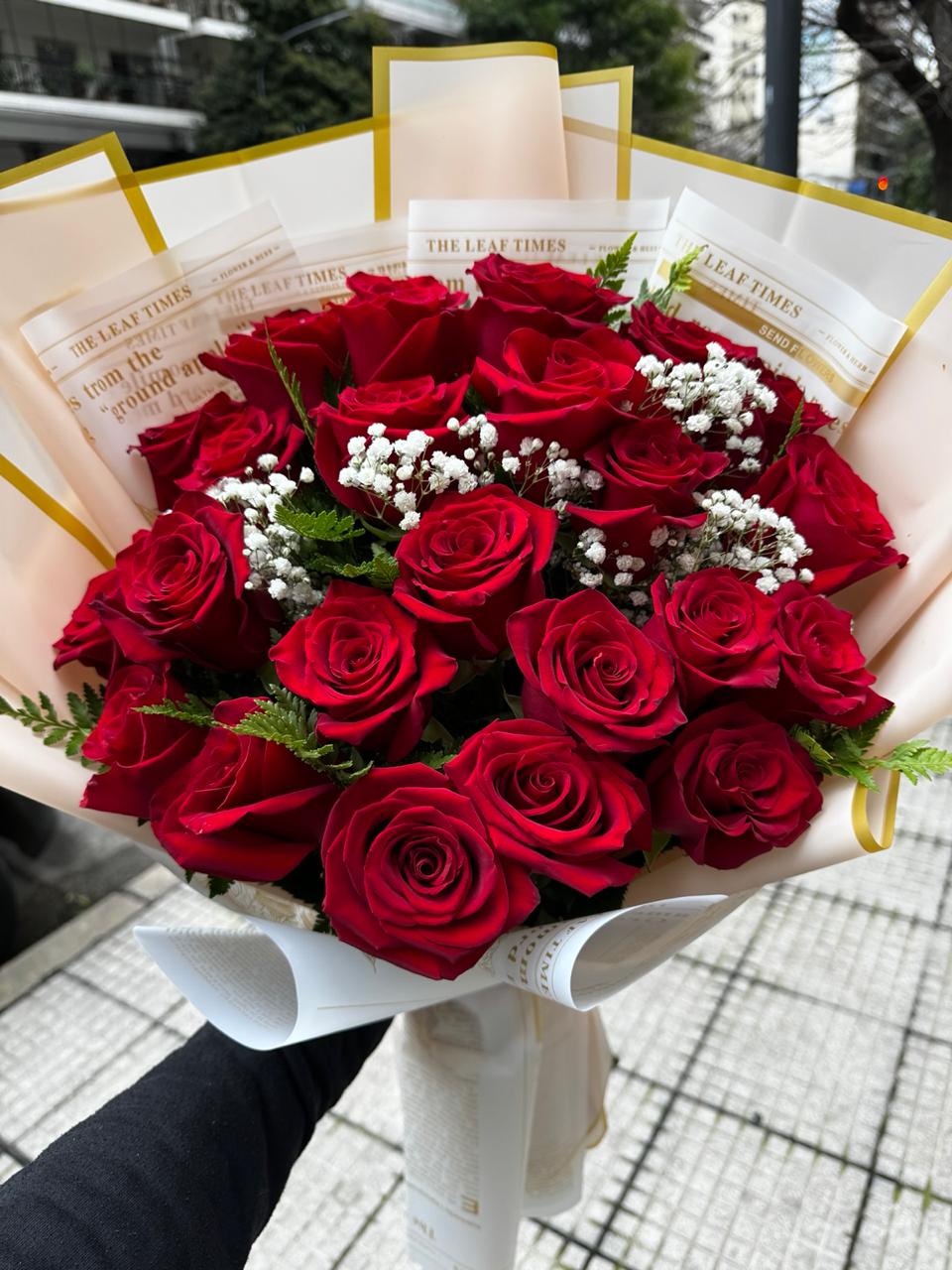  RAMO CON 50 ROSAS ROJAS ECUATORIANAS ESTILO ORIENTAL