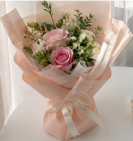 ramo con rosas rosadas y otras