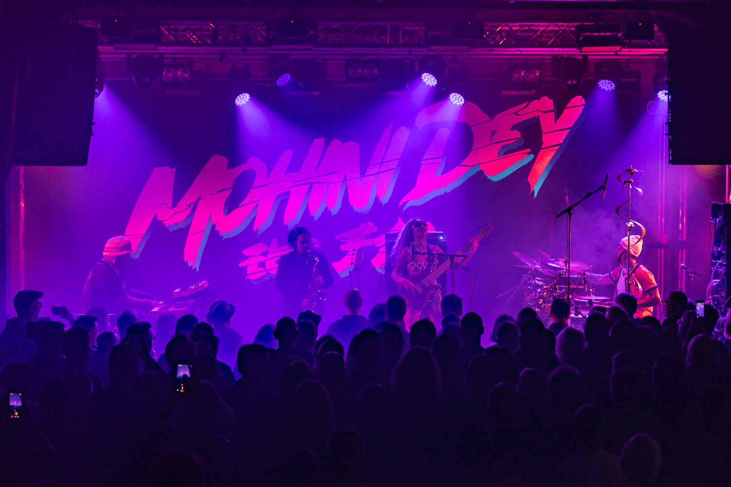 Bass Wizardry and Rhythmic Play: Mohini Dey’s Dazzling Night at Slaktkyrkan - Bild 2