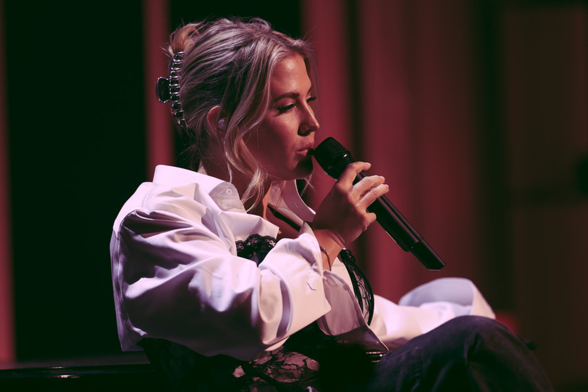 Molly Sandén trollbinder Avicii Arena med känslosam konsert