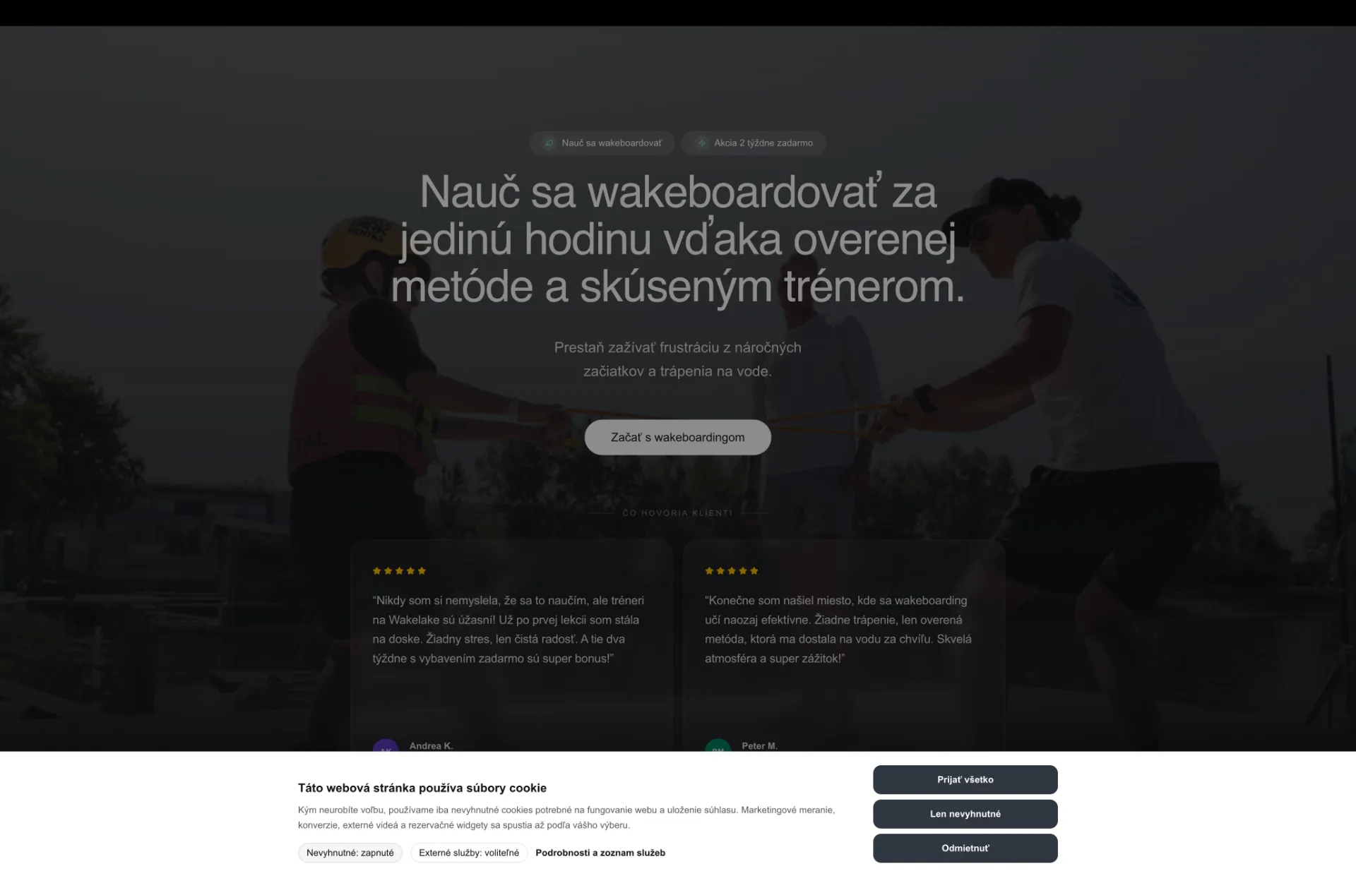Webová stránka 'Nauč sa wakeboardovať za jedinú hodinu' s referenciami klientov a tlačidlom 'Začať s wakeboardingom'.
