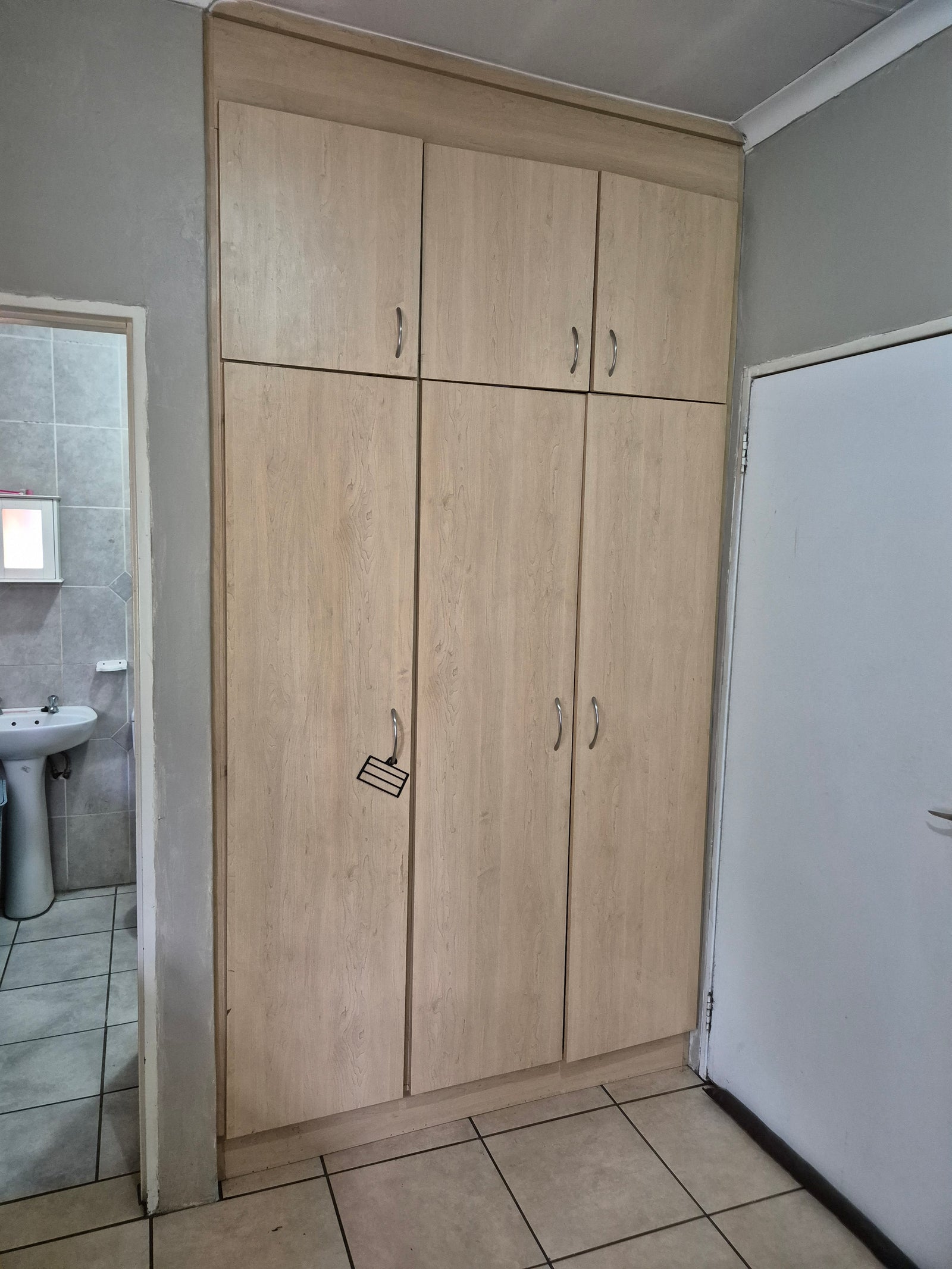 Room cupboard and ensuite preview