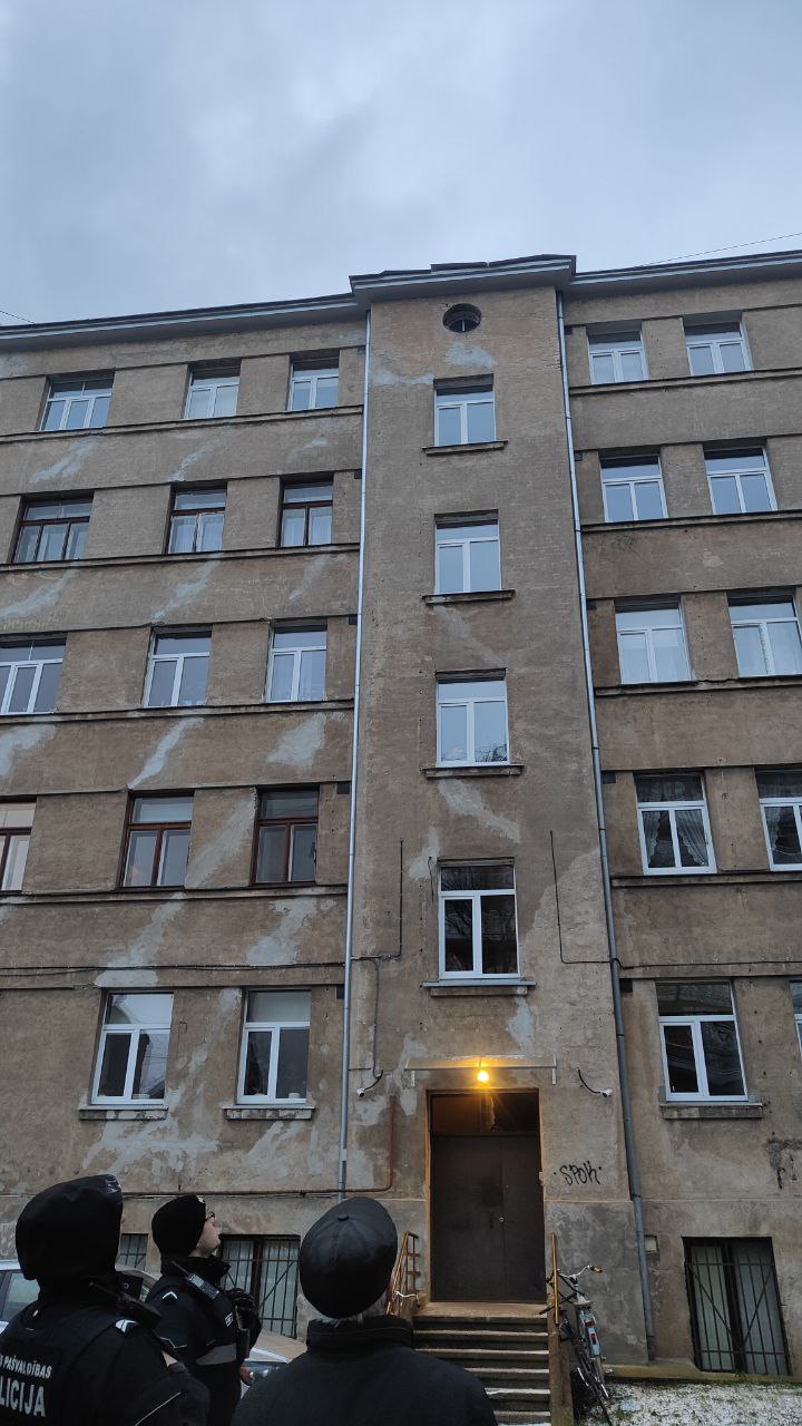 !!! Valdemāra 113 iedzīvotājiem — lūdzam būt uzmanīgiem pagalmā, jo vēja dēļ ir norauts jumta karnīzs virs kāpnēm uz pagalmu