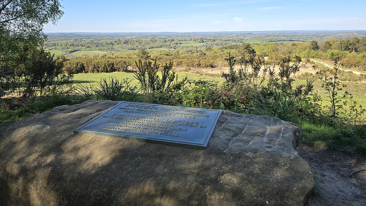 Il memoriale a A. A. Milne e E. H. Shepard a Gill's Lap, nella Ashdown Forest