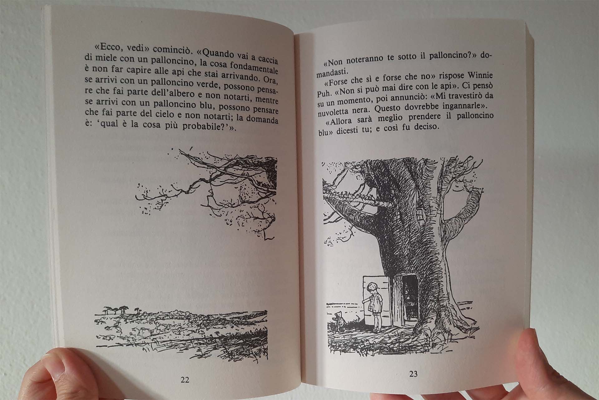 Due pagine dell'edizione Salani: Puh e il palloncino blu, con il narratore che si rivolge a Christopher Robin