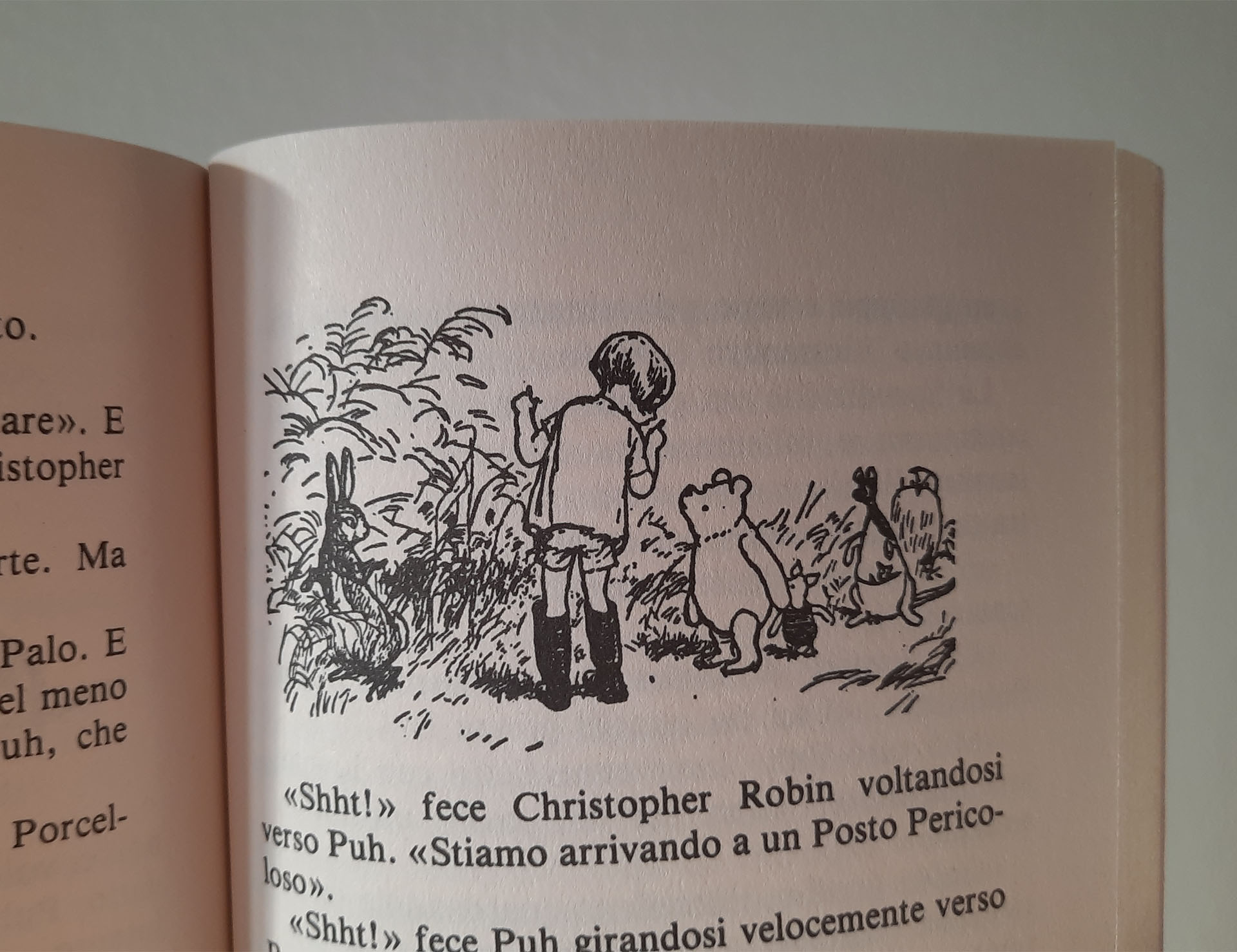 Una pagina dell'edizione Salani con un'illustrazione di E. H. Shepard: Christopher Robin, Coniglio, Puh e Porcelletto in fila