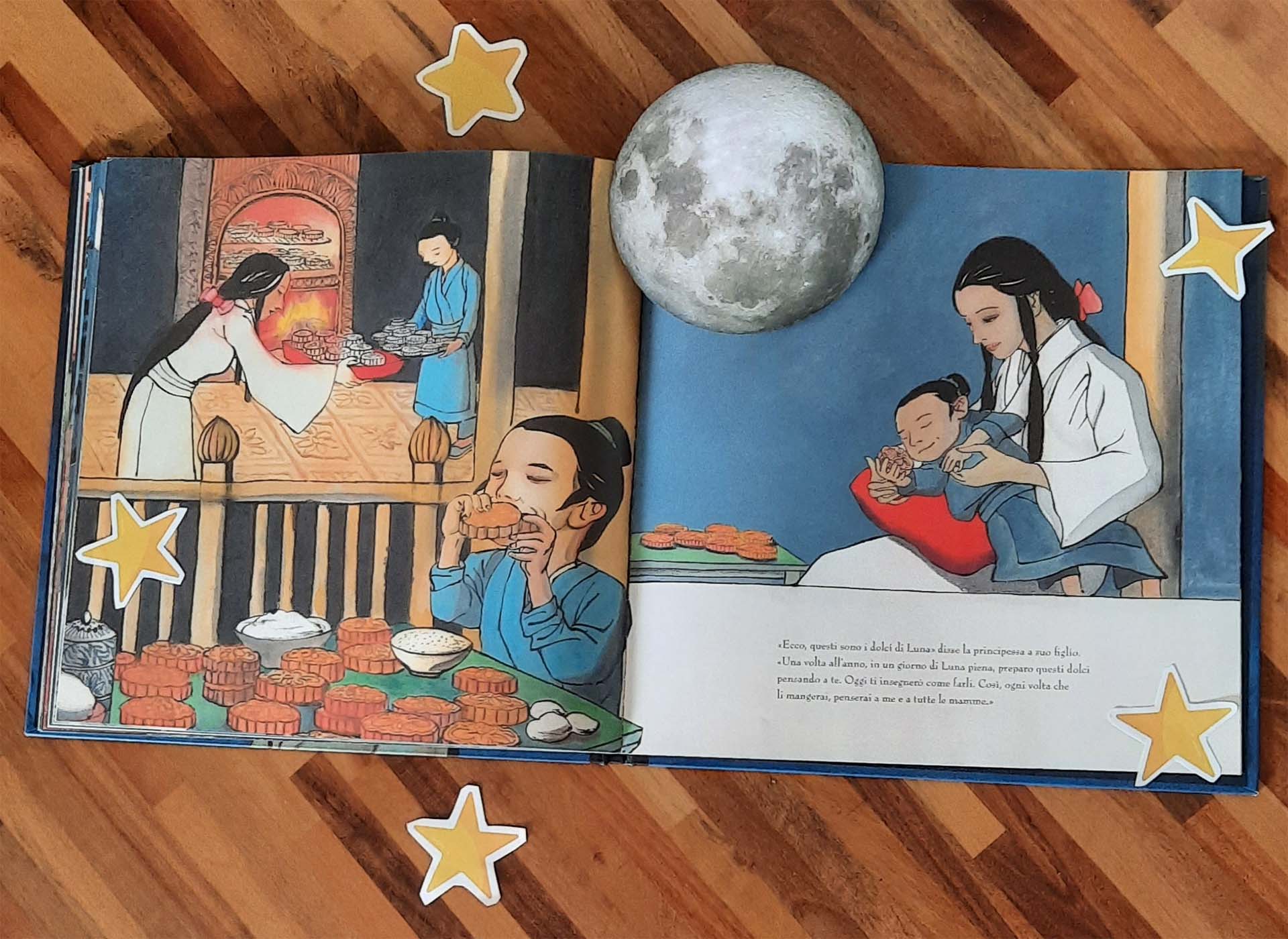 Doppia pagina: a sinistra una cucina con il forno acceso e vassoi di dolci di luna, Xian-Zi che li sforna e Tian-Zi che ne addenta uno; a destra madre e figlio abbracciati sotto la luna piena