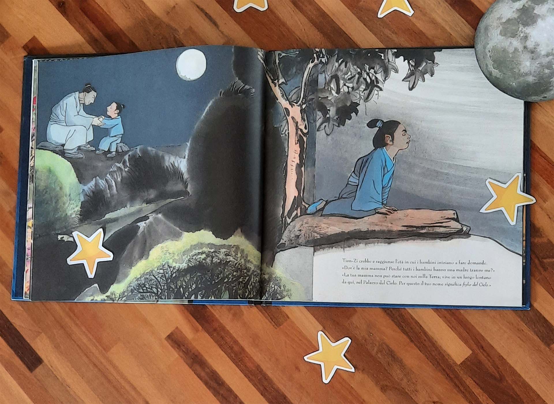 Doppia pagina notturna: a sinistra, sotto la luna piena, il padre tiene per mano Tian-Zi bambino su uno sperone di roccia; a destra il ragazzo cresciuto siede su un tronco e guarda verso l'alto