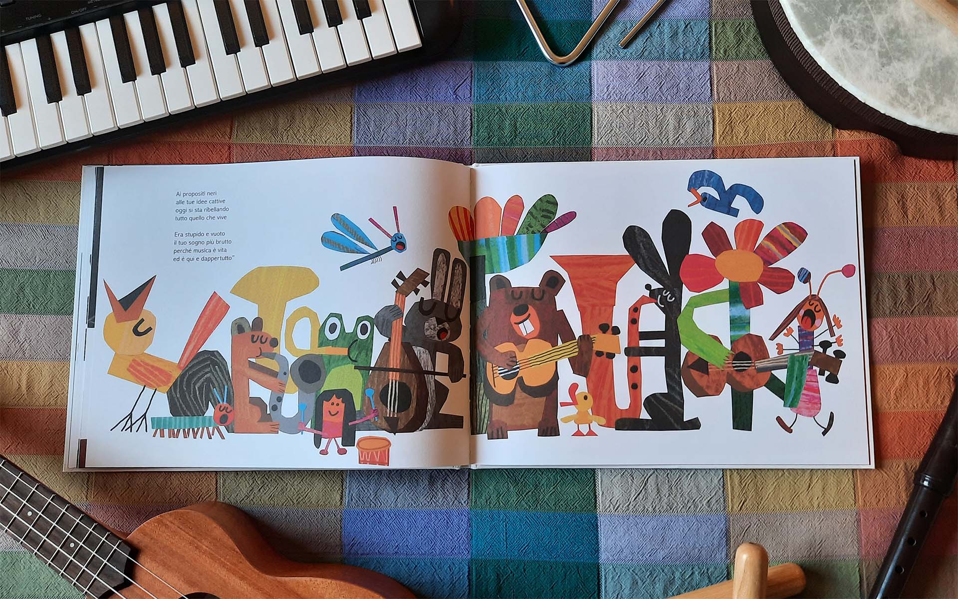 L'ultima doppia pagina: animali, insetti e fiori in collage suonano chitarre, sassofono, tuba e contrabbasso, con una bambina al tamburo